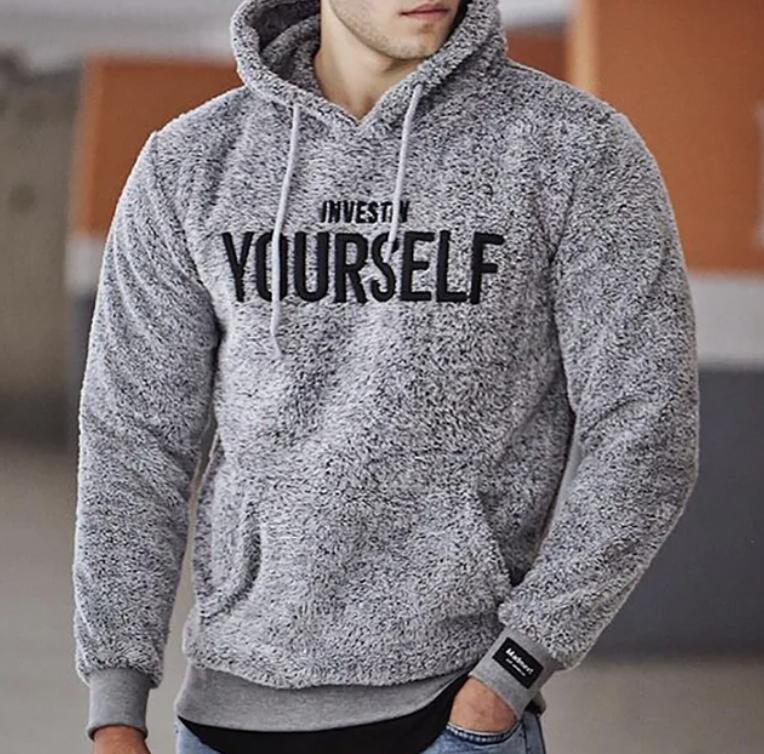 Sweat à capuche ultra doux orné du motif « Investissez en vous-même » pour un look décontracté et stylé.