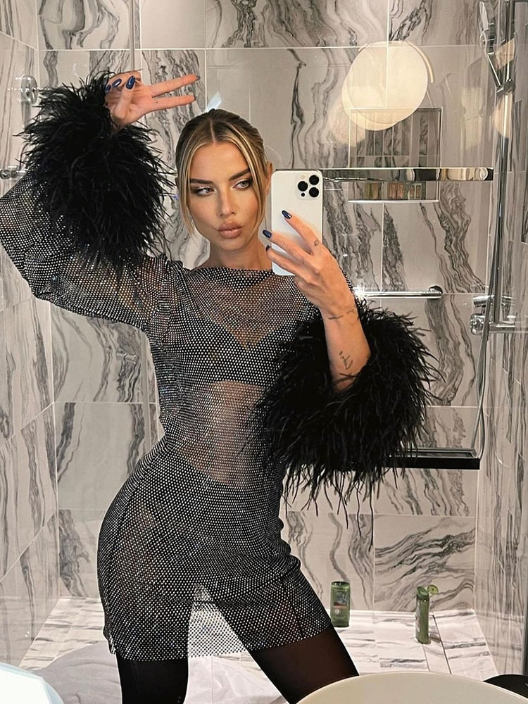 Rizile | Mini-robe scintillante avec manches à plumes