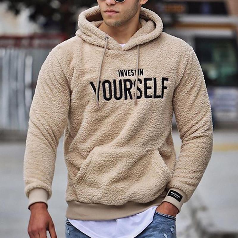 Sweat à capuche ultra doux orné du motif « Investissez en vous-même » pour un look décontracté et stylé.